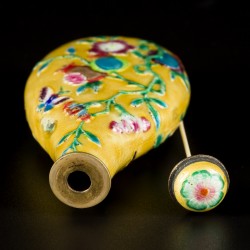 Een emaille snuff bottle gedecoreerd met bloemen en vogels, China, 19e eeuw.