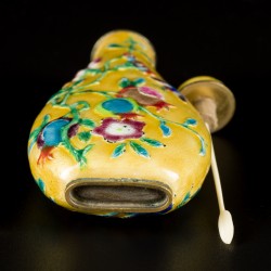 Een emaille snuff bottle gedecoreerd met bloemen en vogels, China, 19e eeuw.