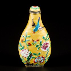 Een emaille snuff bottle gedecoreerd met bloemen en vogels, China, 19e eeuw.