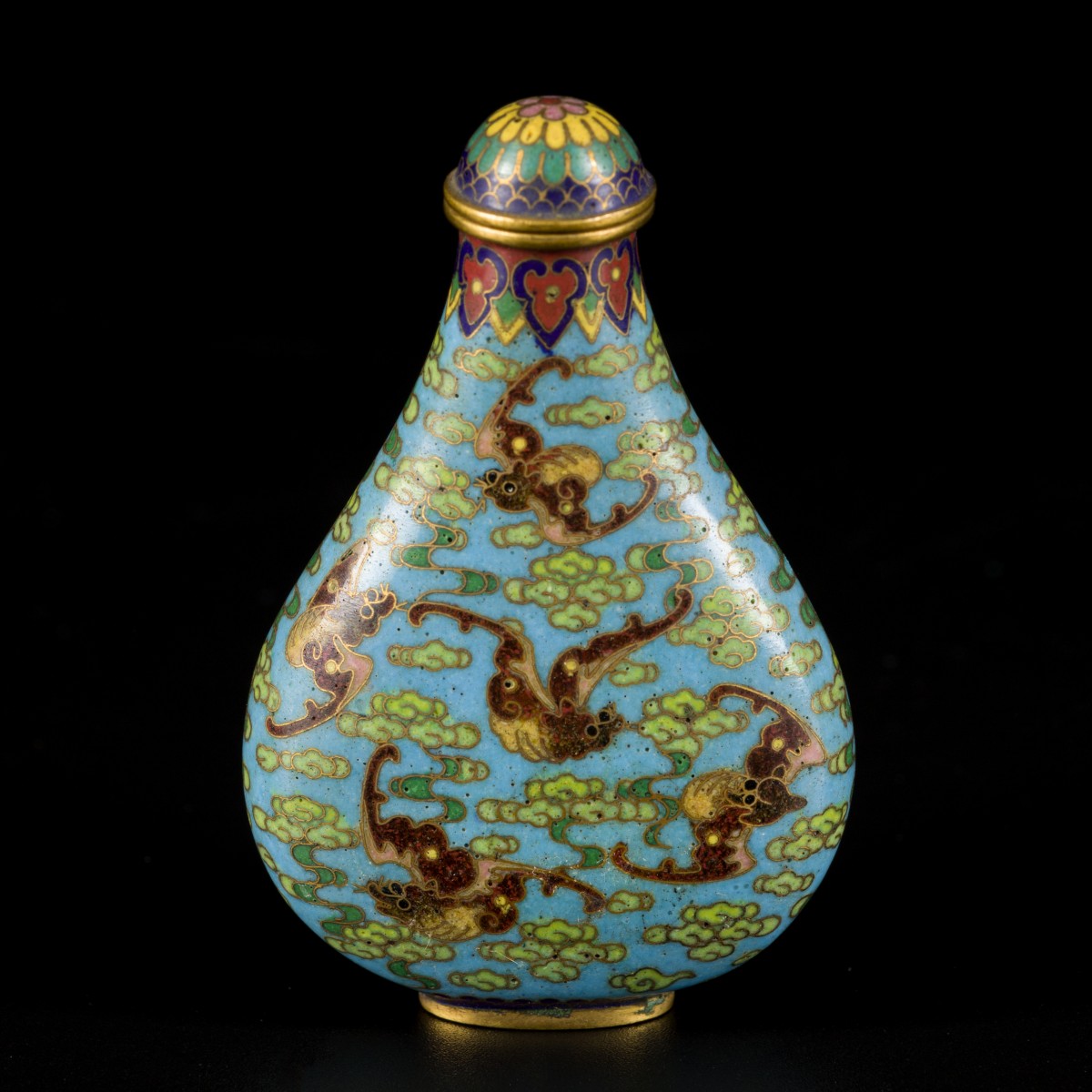 Een cloisonné snuff bottle gedecoreerd met vleermuizen en wolken, gemerkt Qinglong, China, 19e eeuw.