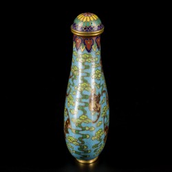 Een cloisonné snuff bottle gedecoreerd met vleermuizen en wolken, gemerkt Qinglong, China, 19e eeuw.