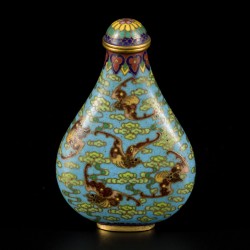 Een cloisonné snuff bottle gedecoreerd met vleermuizen en wolken, gemerkt Qinglong, China, 19e eeuw.