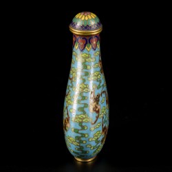 Een cloisonné snuff bottle gedecoreerd met vleermuizen en wolken, gemerkt Qinglong, China, 19e eeuw.
