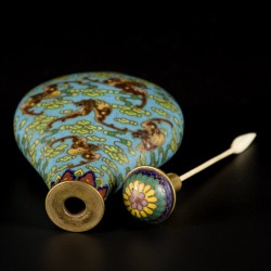 Een cloisonné snuff bottle gedecoreerd met vleermuizen en wolken, gemerkt Qinglong, China, 19e eeuw.
