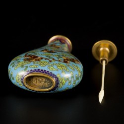 Een cloisonné snuff bottle gedecoreerd met vleermuizen en wolken, gemerkt Qinglong, China, 19e eeuw.