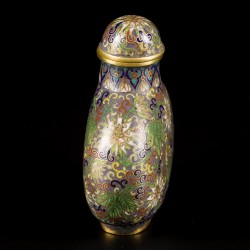 Een cloisonné snuff bottle met floraal decor, gemerkt Qianglong, China, 19e eeuw.