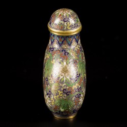 Een cloisonné snuff bottle met floraal decor, gemerkt Qianglong, China, 19e eeuw.