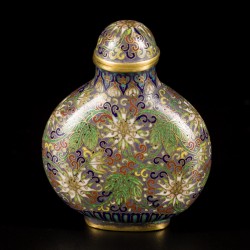 Een cloisonné snuff bottle met floraal decor, gemerkt Qianglong, China, 19e eeuw.