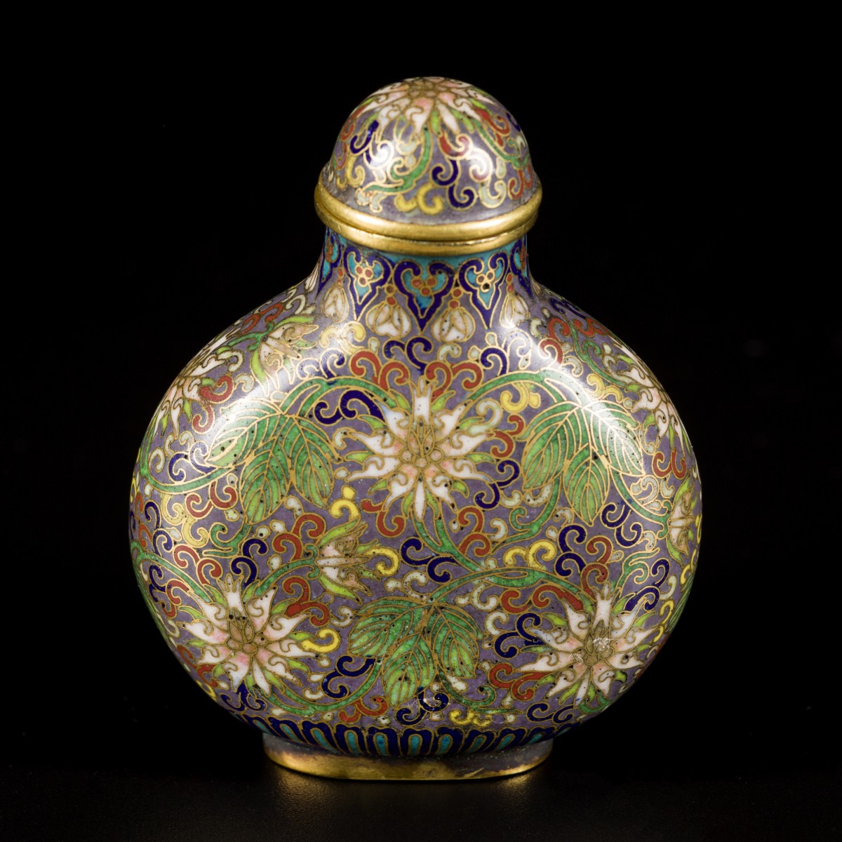 Een cloisonné snuff bottle met floraal decor, gemerkt Qianglong, China, 19e eeuw.