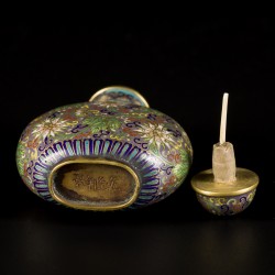 Een cloisonné snuff bottle met floraal decor, gemerkt Qianglong, China, 19e eeuw.