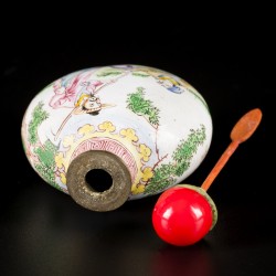 Een emaille snuff bottle gedecoreerd met figuren in een landschap, China, 1e helft 20e eeuw.