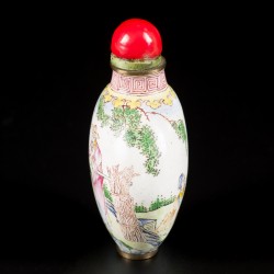 Een emaille snuff bottle gedecoreerd met figuren in een landschap, China, 1e helft 20e eeuw.