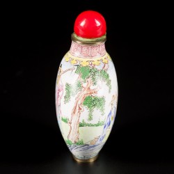 Een emaille snuff bottle gedecoreerd met figuren in een landschap, China, 1e helft 20e eeuw.