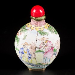 Een emaille snuff bottle gedecoreerd met figuren in een landschap, China, 1e helft 20e eeuw.