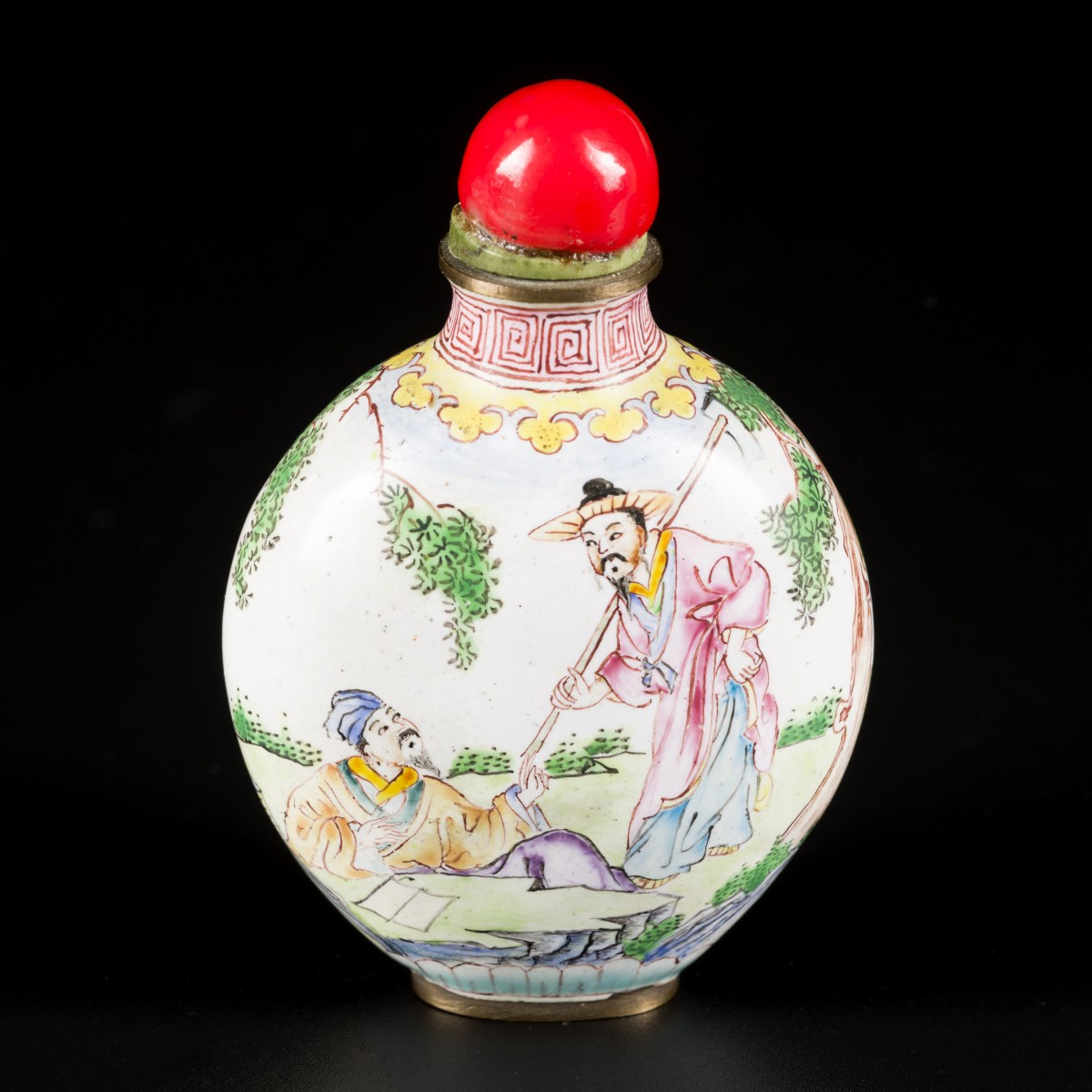 Een emaille snuff bottle gedecoreerd met figuren in een landschap, China, 1e helft 20e eeuw.