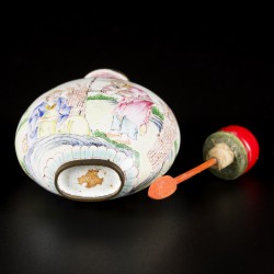Een emaille snuff bottle gedecoreerd met figuren in een landschap, China, 1e helft 20e eeuw.