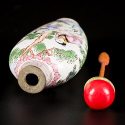 Een emaille snuff bottle gedecoreerd met personages in een landschap, China, 1e helft 20e eeuw.