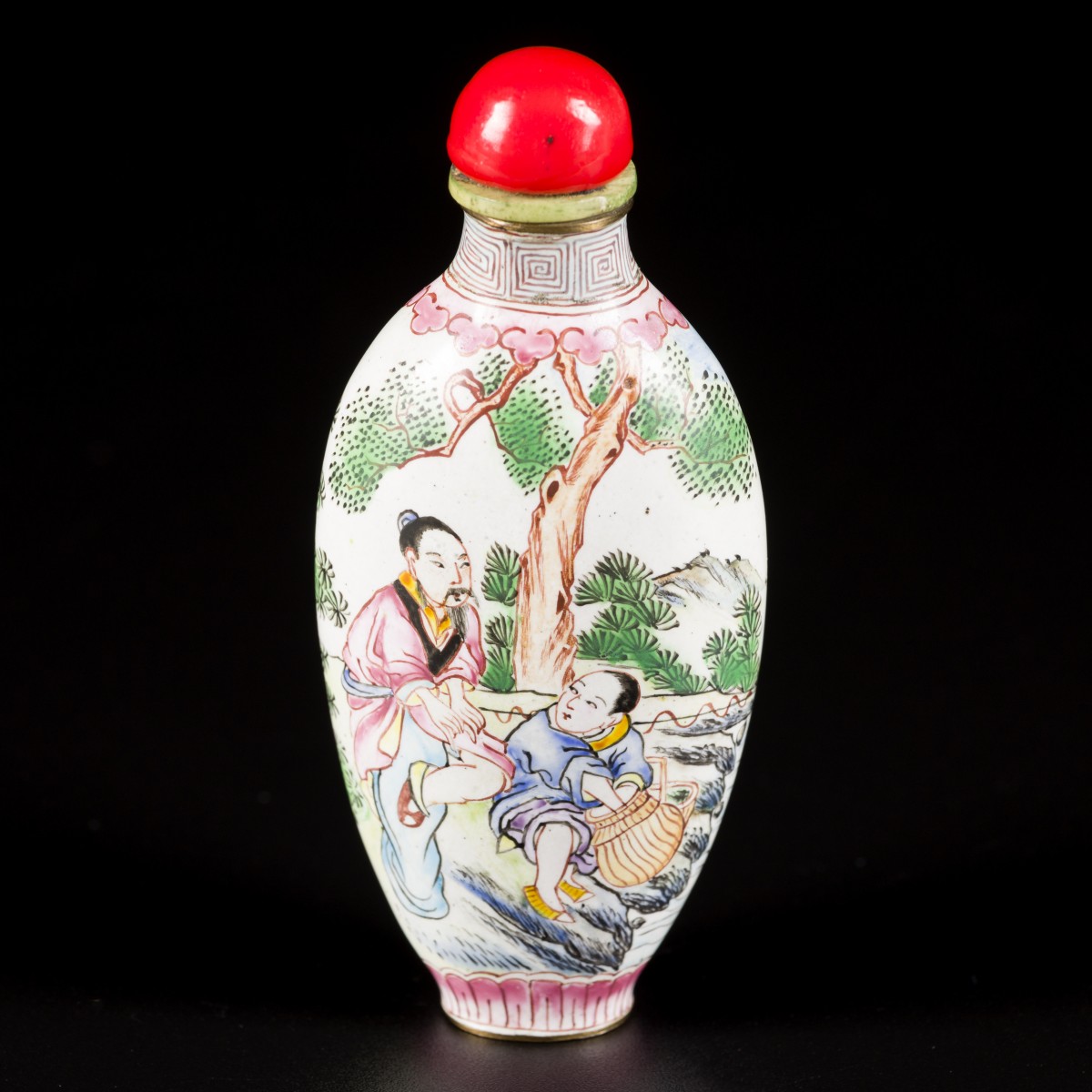 Een emaille snuff bottle gedecoreerd met personages in een landschap, China, 1e helft 20e eeuw.