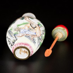 Een emaille snuff bottle gedecoreerd met personages in een landschap, China, 1e helft 20e eeuw.