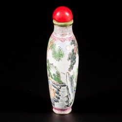 Een emaille snuff bottle gedecoreerd met personages in een landschap, China, 1e helft 20e eeuw.