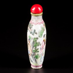 Een emaille snuff bottle gedecoreerd met personages in een landschap, China, 1e helft 20e eeuw.