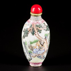 Een emaille snuff bottle gedecoreerd met personages in een landschap, China, 1e helft 20e eeuw.