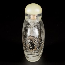 Een glazen snuff bottle gedecoreerd met zotjes, China, 1e helft 20e eeuw.