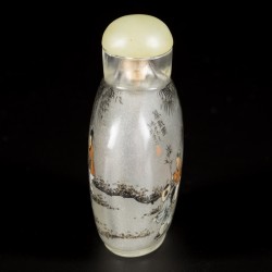 Een glazen snuff bottle gedecoreerd met zotjes, China, 1e helft 20e eeuw.