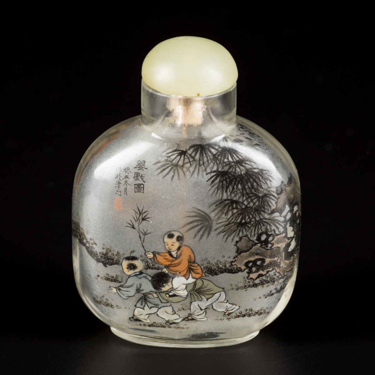 Een glazen snuff bottle gedecoreerd met zotjes, China, 1e helft 20e eeuw.