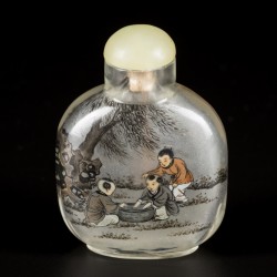 Een glazen snuff bottle gedecoreerd met zotjes, China, 1e helft 20e eeuw.