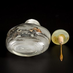 Een glazen snuff bottle gedecoreerd met zotjes, China, 1e helft 20e eeuw.