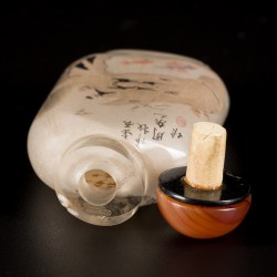 Een glazen snuff bottle gedecoreerd met goudvissen en schatten.