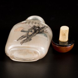 Een glazen snuff bottle gedecoreerd met goudvissen en schatten.