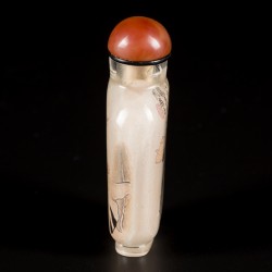 Een glazen snuff bottle gedecoreerd met goudvissen en schatten.