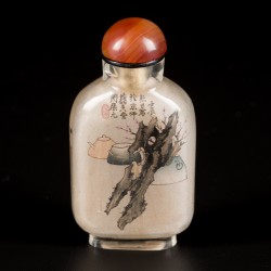 Een glazen snuff bottle gedecoreerd met goudvissen en schatten.