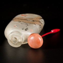 Een glazen snuff bottle gedecoreerd met goudvissen, krekels en libelle, China, 1e helft 20e eeuw.