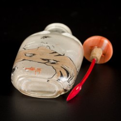 Een glazen snuff bottle gedecoreerd met goudvissen, krekels en libelle, China, 1e helft 20e eeuw.