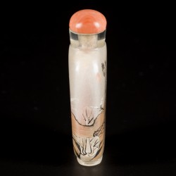 Een glazen snuff bottle gedecoreerd met goudvissen, krekels en libelle, China, 1e helft 20e eeuw.