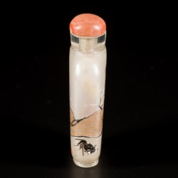 Een glazen snuff bottle gedecoreerd met goudvissen, krekels en libelle, China, 1e helft 20e eeuw.