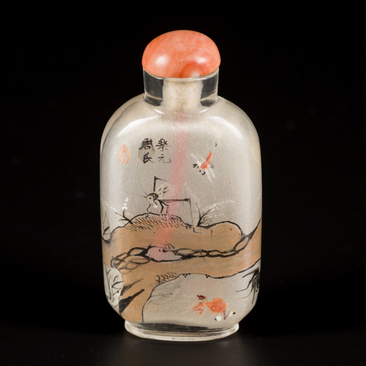 Een glazen snuff bottle gedecoreerd met goudvissen, krekels en libelle, China, 1e helft 20e eeuw.