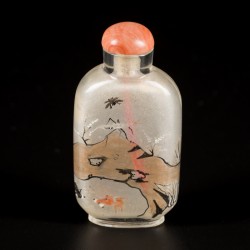 Een glazen snuff bottle gedecoreerd met goudvissen, krekels en libelle, China, 1e helft 20e eeuw.