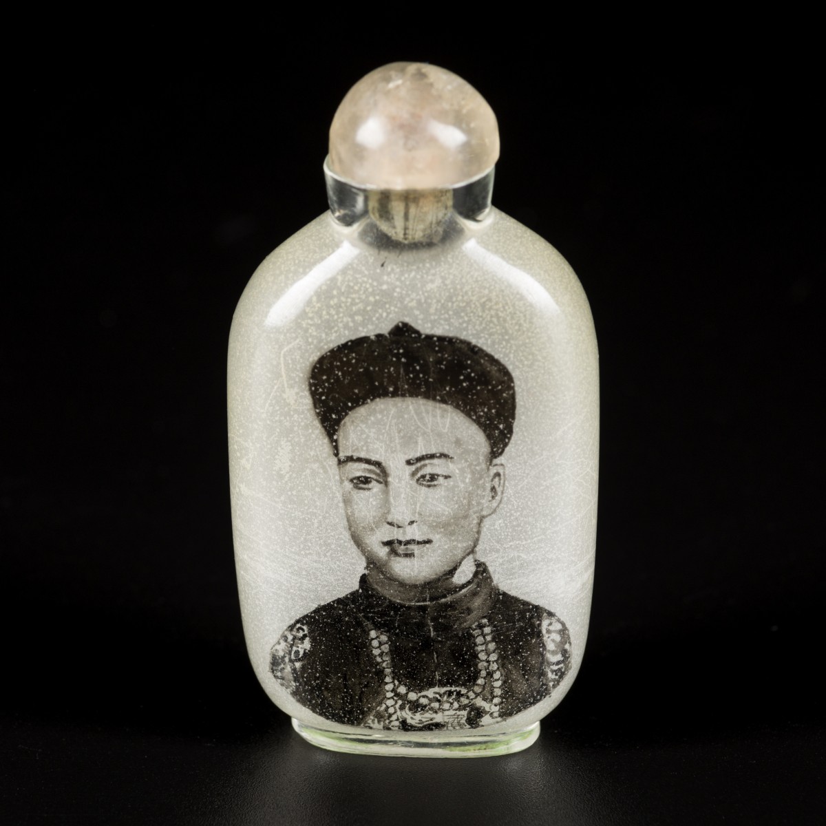 Een glazen snuff bottle met de afbeelding van keizer Xuantong, China, 1e helft 20e eeuw.