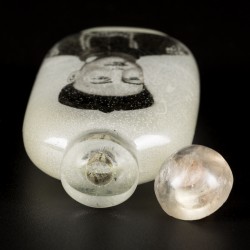 Een glazen snuff bottle met de afbeelding van keizer Xuantong, China, 1e helft 20e eeuw.