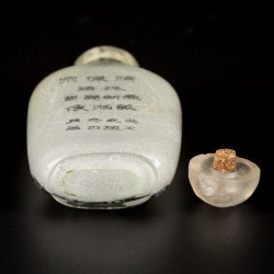 Een glazen snuff bottle met de afbeelding van keizer Xuantong, China, 1e helft 20e eeuw.