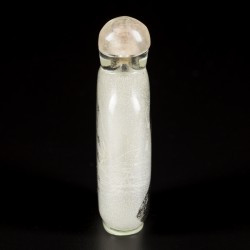 Een glazen snuff bottle met de afbeelding van keizer Xuantong, China, 1e helft 20e eeuw.