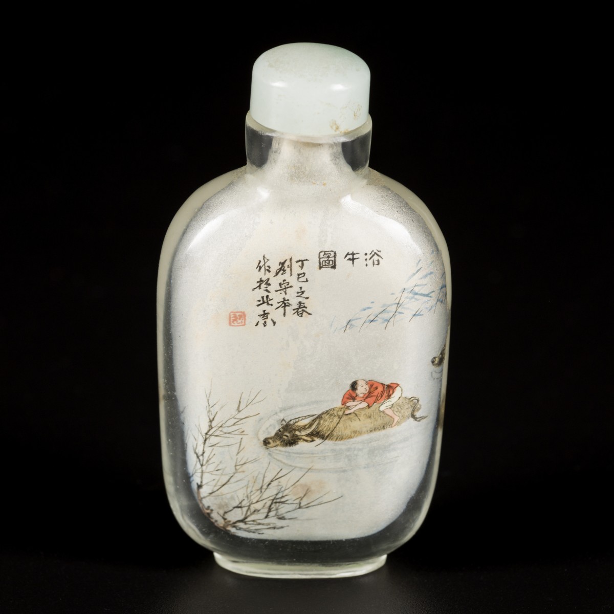 Een glazen snuff bottle gedecoreerd met een os en personages, gedicht en meestermerk, China, 1e helft 20e eeuw.