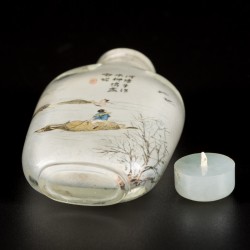 Een glazen snuff bottle gedecoreerd met een os en personages, gedicht en meestermerk, China, 1e helft 20e eeuw.