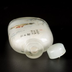 Een glazen snuff bottle gedecoreerd met een os en personages, gedicht en meestermerk, China, 1e helft 20e eeuw.