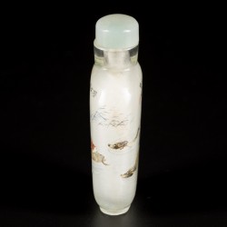 Een glazen snuff bottle gedecoreerd met een os en personages, gedicht en meestermerk, China, 1e helft 20e eeuw.