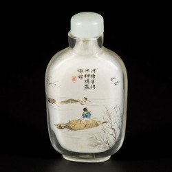 Een glazen snuff bottle gedecoreerd met een os en personages, gedicht en meestermerk, China, 1e helft 20e eeuw.